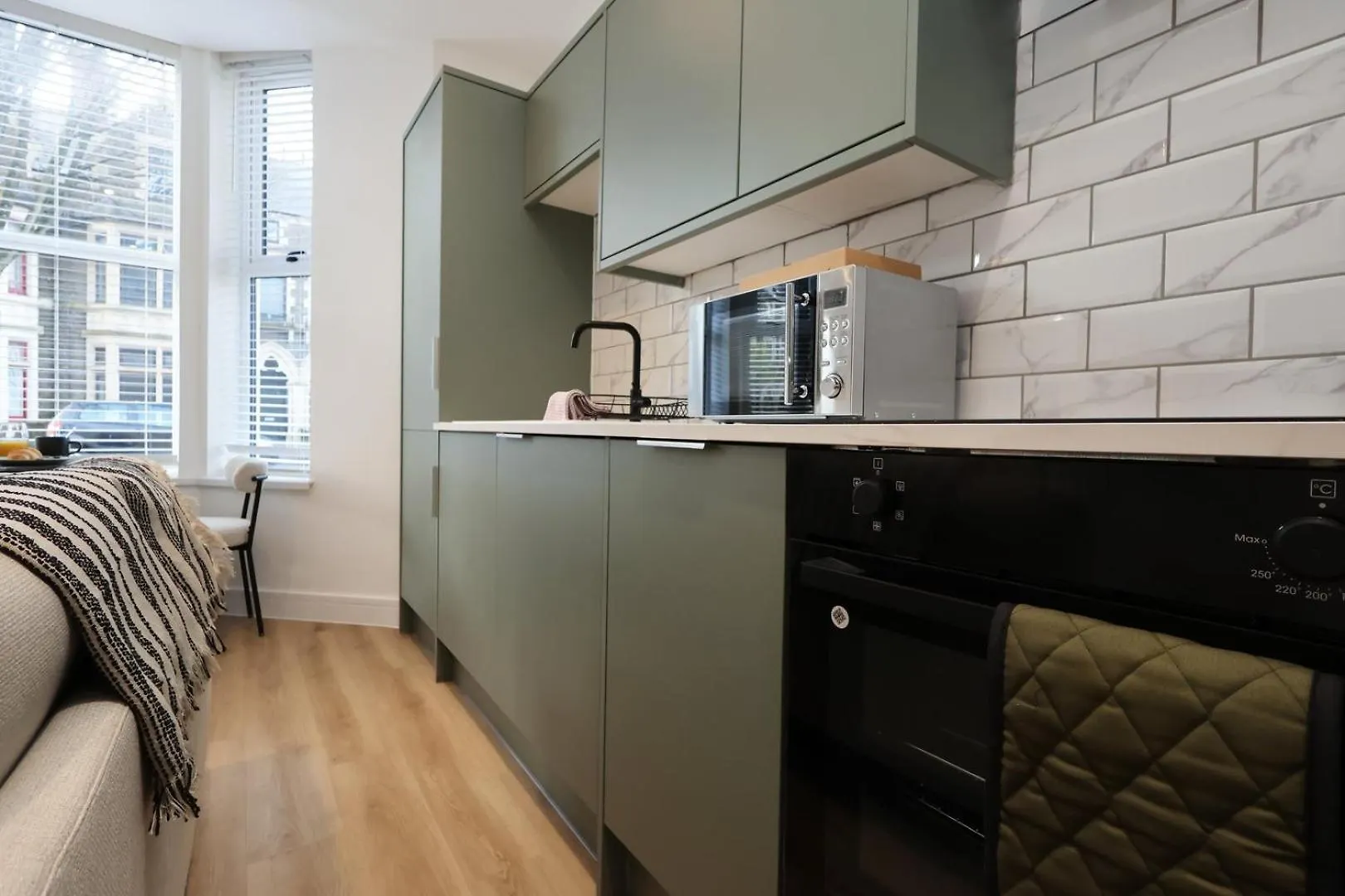 Modern & Cosy 2-Bed Flat Near Cardiff City Centre 0*,